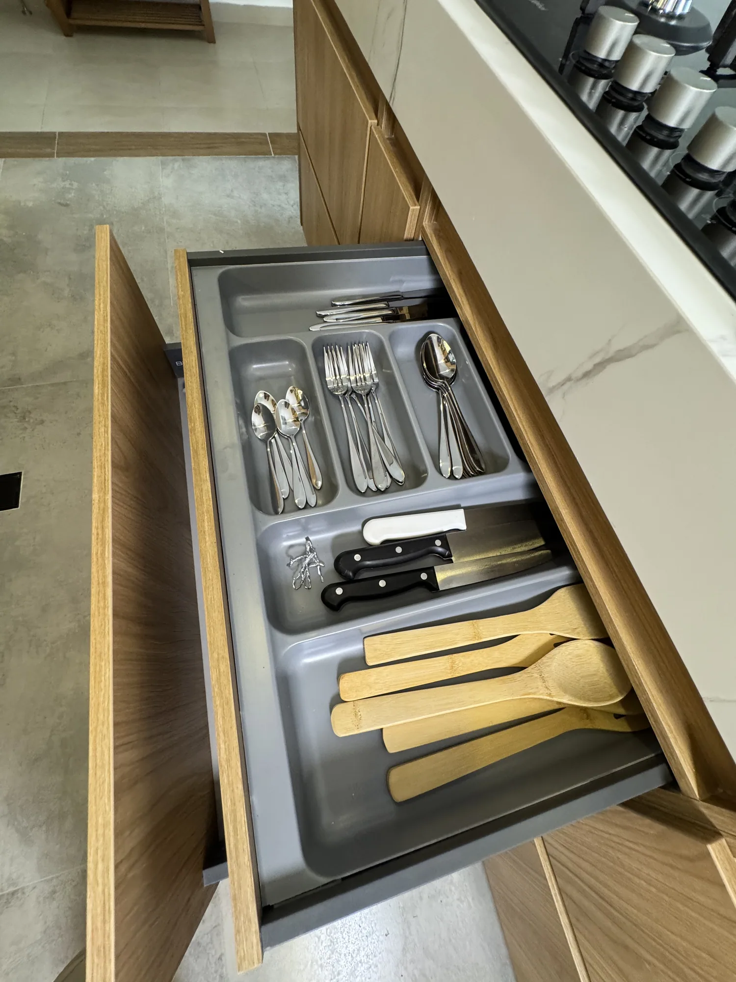 Cajon de cocina en madera con organizador de cubiertos y utensilios
