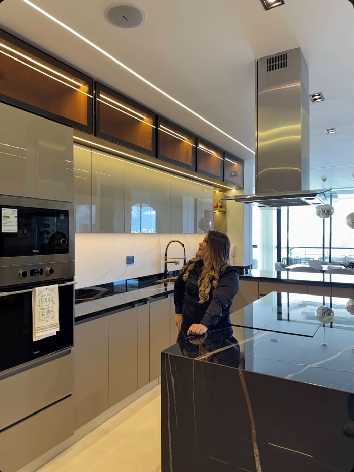 Cocina integral moderna con isla y acabados a medida de Morada Mobiliario